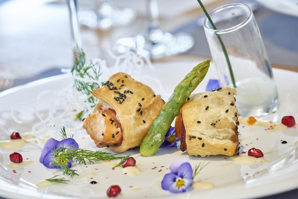 Hotel Restaurant Rathaus Тун Екстериор снимка