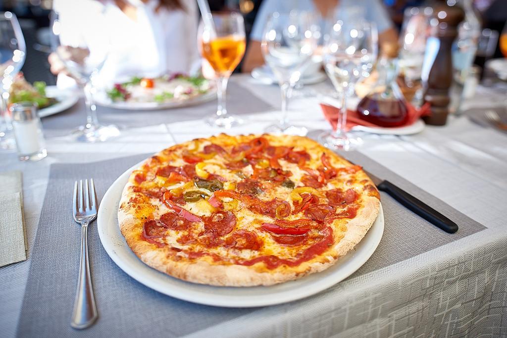 Hotel Restaurant Rathaus Тун Екстериор снимка